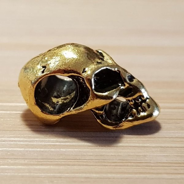 10x goldfarbene Totenköpfe aus Metall