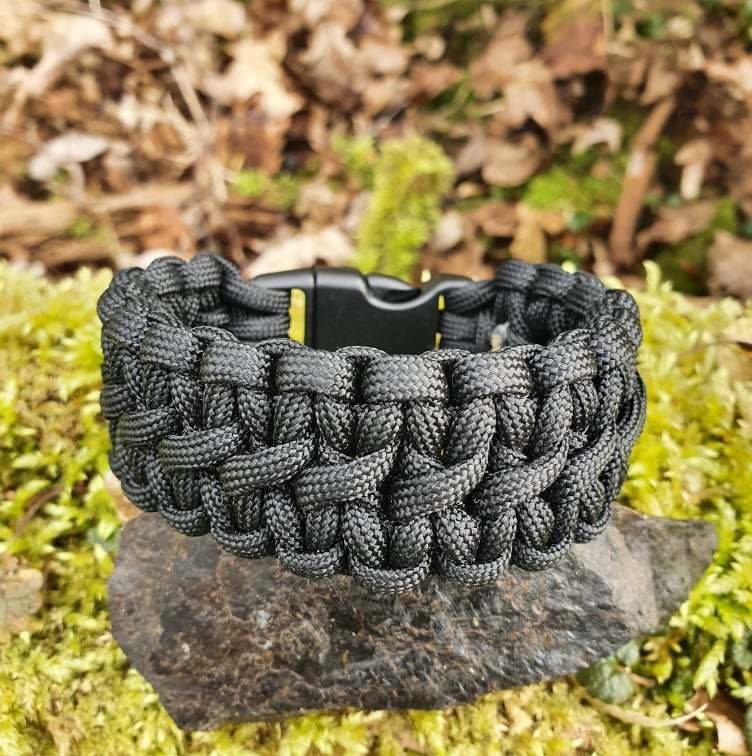 Survival Outdoor Armband aus Para-cord 550Typ III Umfang 17 cm Maroon white 