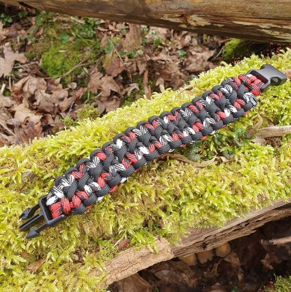 Survival Outdoor Armband aus Paracord 550Typ III Schwarz & Rot Weiß Camo
